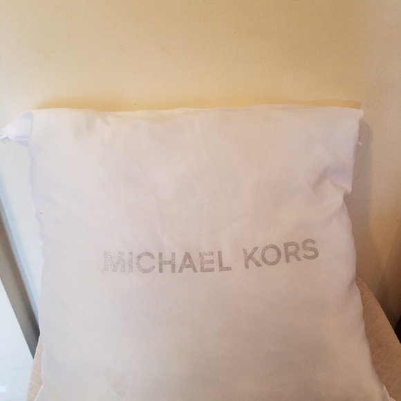 Michae Kors dust bag made into a pillow - Picture 3 of 3